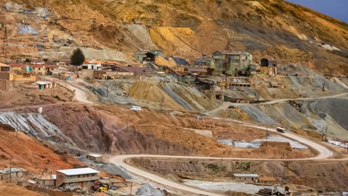 Open-pit mining site using geomembrane-lined containment