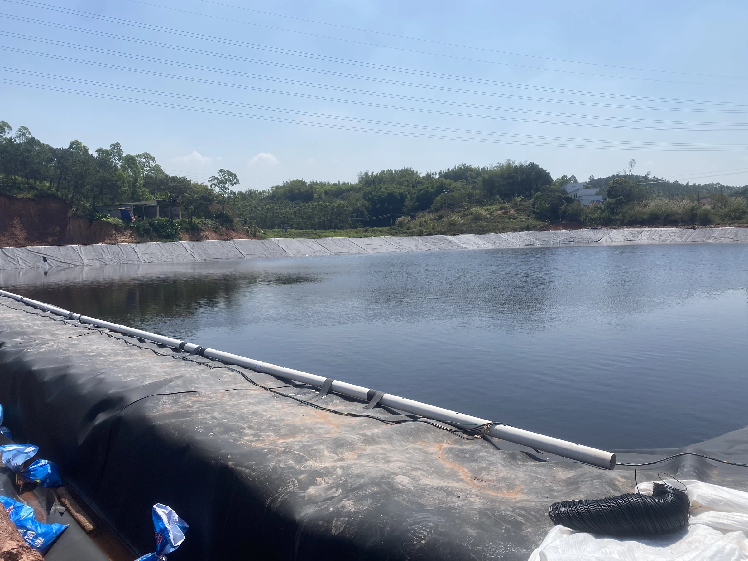Water pond with geomembrane lining
