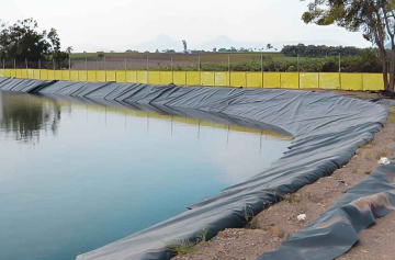 Geotextile Cloth vs. Plastic Sheeting